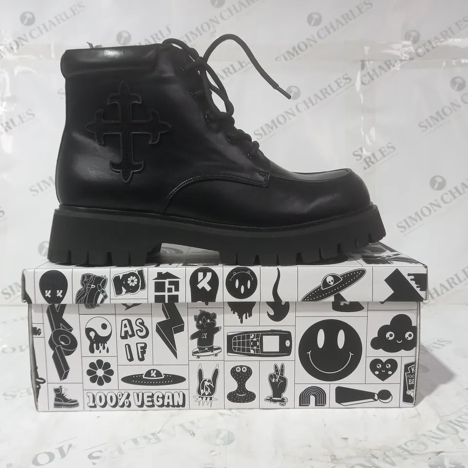 BRAND NEW BOXED PAIR OF KOI VEGAN LEATHER MORAL ALLIANCES MEN'S CROSS BOOTS IN BLACK UK SIZE 11