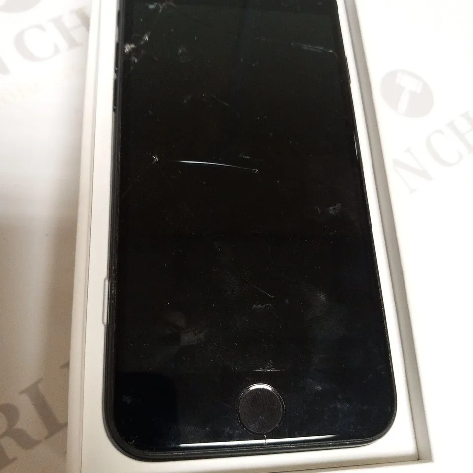 BOXED APPLE IPHONE 7 MOBILE PHONE