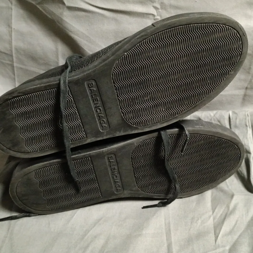 BALENCIAGA LEATHER TRAINER IN BLACK -  40