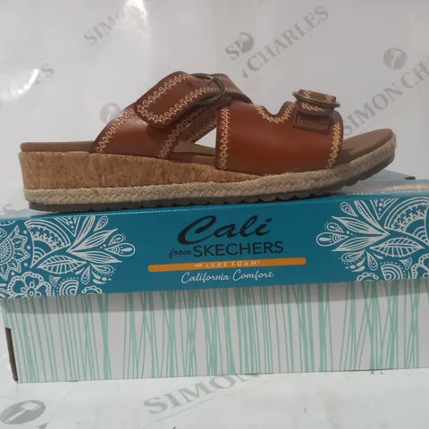 BOXED PAIR OF CALI FROM SKECHERS LUXE FOAM OPEN TOE SANDALS IN BROWN SIZE 6