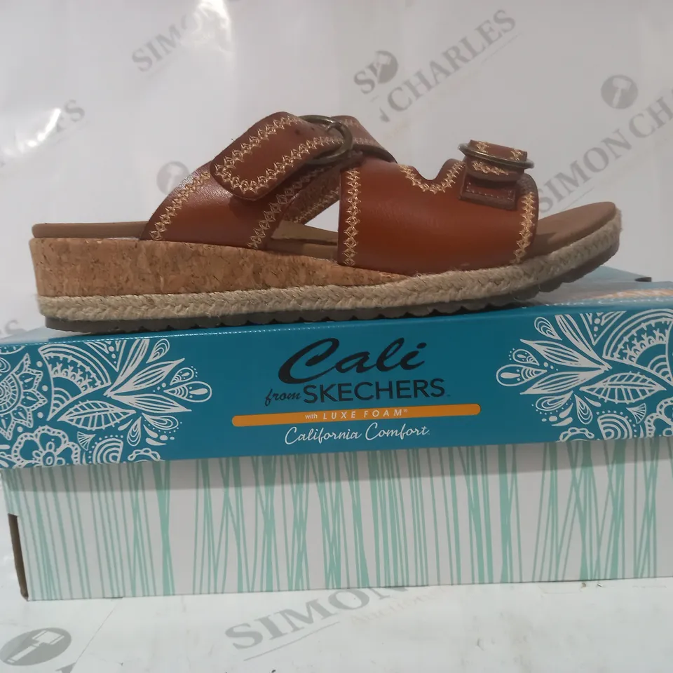 BOXED PAIR OF CALI FROM SKECHERS LUXE FOAM OPEN TOE SANDALS IN BROWN SIZE 6