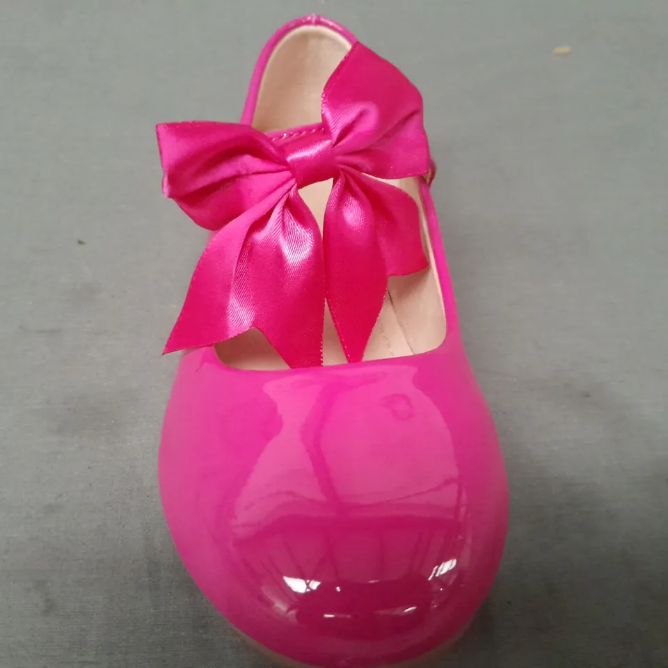 BOXED PAIR OF DESIGNER KID'S SHOES IN GLOSSY PINK EU SIZE 31