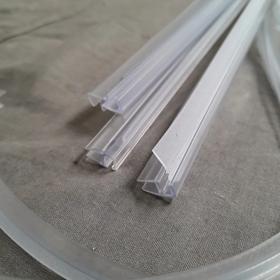 LOT OF CLEAR PLASTIC TRIMMING - APPROXIMATE LENGTH 180cm