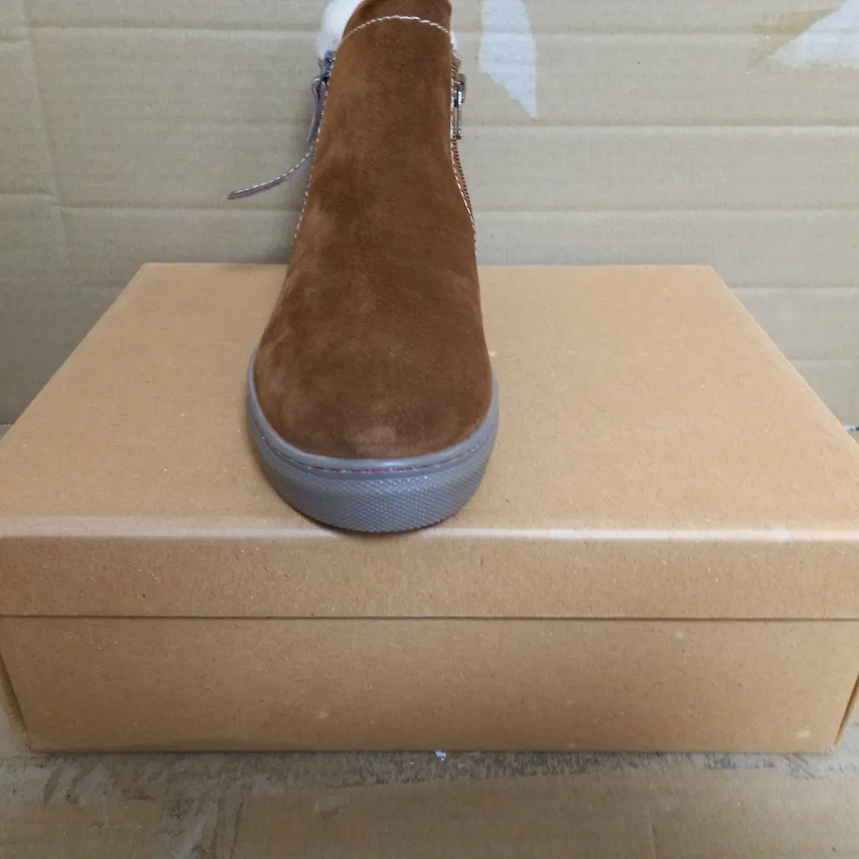 BOXED WHITE STUFF BOOTIES IN TAN SIZE 3