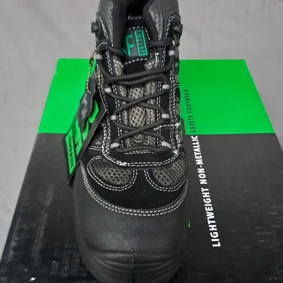 BOX OF APPROX. 8 PAIRS OF PSF TERRAIN LIGHTWEIGHT NON-METALLIC SAFETY FOOTWARE SIZE 5/39