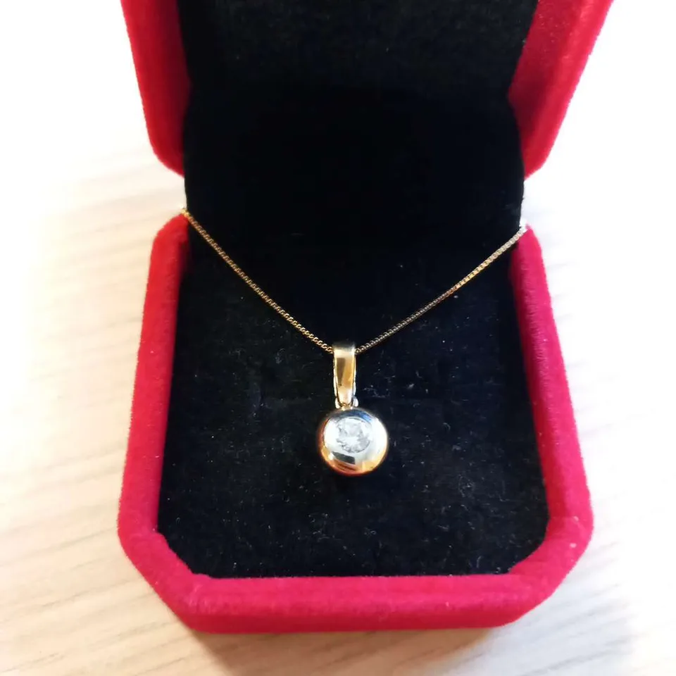 18CT GOLD RUBOVER PENDANT ON A CHAIN SET WITH A NATURAL DIAMOND WEIGHING +0.28CT