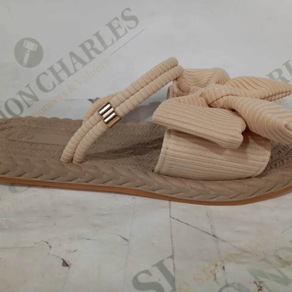 BOXED PAIR OF DESIGNER OPEN TOE BOW SANDALS IN BEIGE EU SIZE 40