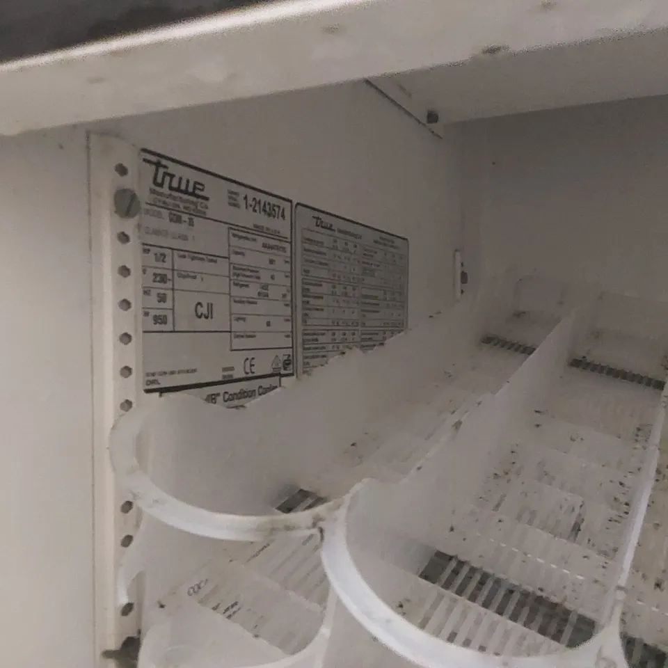 TRUE GDM-35 COMMERCIAL DRINKS DISPLAY REFRIGERATOR