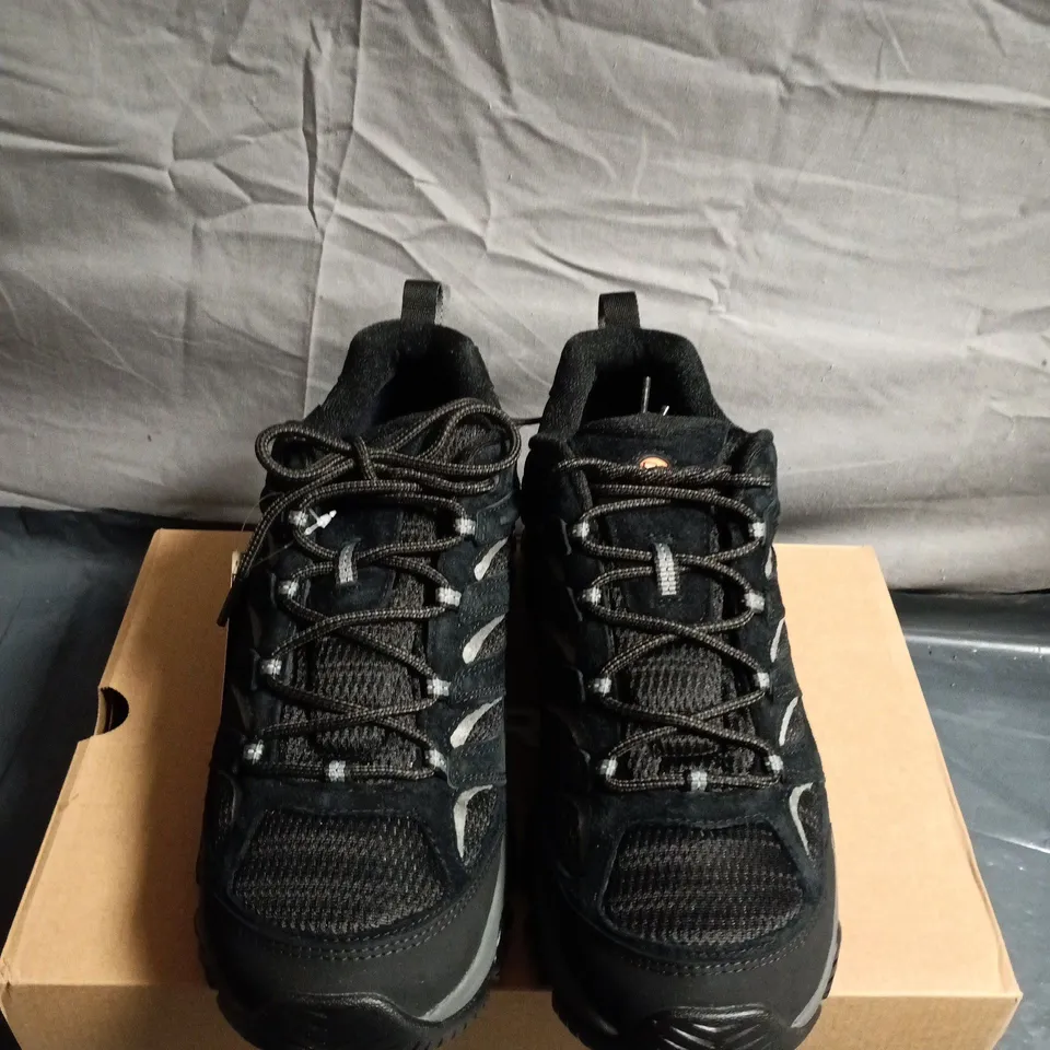 BOXED PAIR OF MERRELL MOAB 3 GTX HIKING SHOES – UK 10
