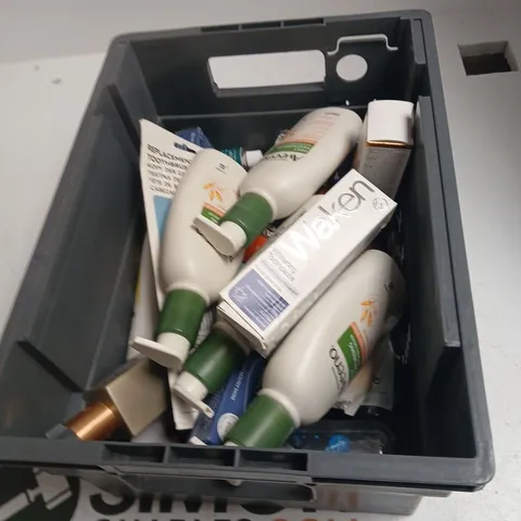 TOTE OF APPROXIMATELY 20 ASSORTED COSMETICS TO INCLUDE: LUMENE PRIMER