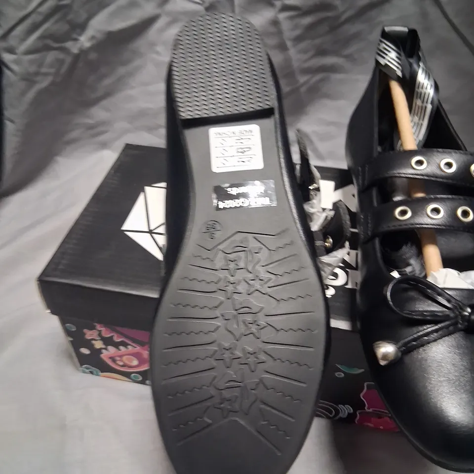 BRAND NEW BOXED KOI X DUNGEONS AND DRAGONS SONG OF REST BARD FLATS BLACK SIZE 7