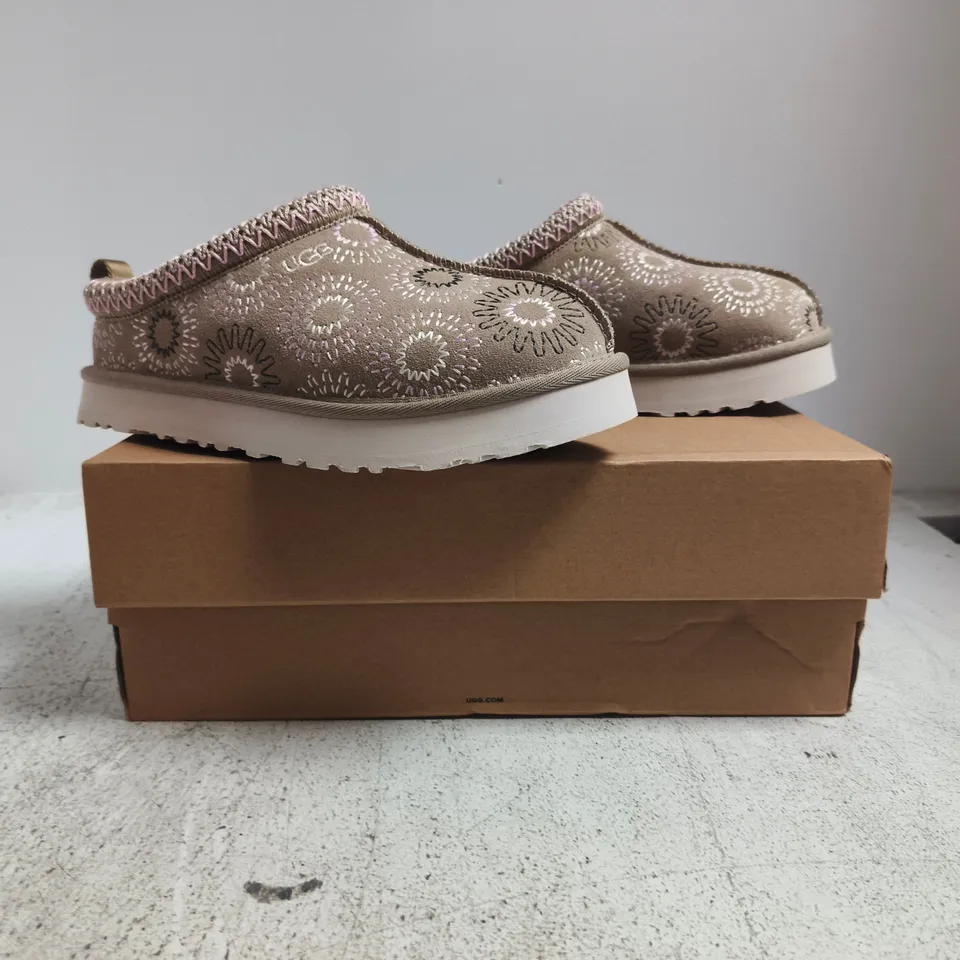 BOXED PAIR OF UGG K TAZZ SUN STITCH SHOES IN LIGHT TAUPE/PINK SIZE UK 3