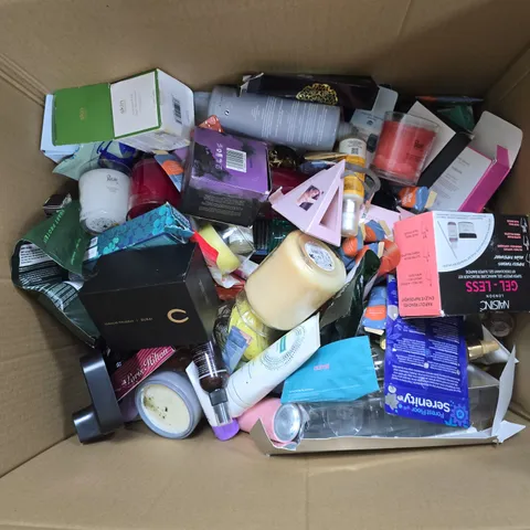 APPROXIMATELY 30 ASSORTED ITEMS TO INCLUDE CANDLES, FRAGRANCES, CREAMS, ETC - COLLECTION ONLY