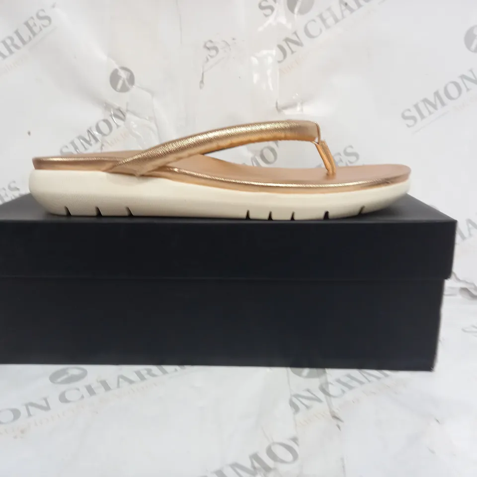 BOXED PAIR OF NATURALIZER SANDALS IN GOLD AND WHITE SIZE 6.5