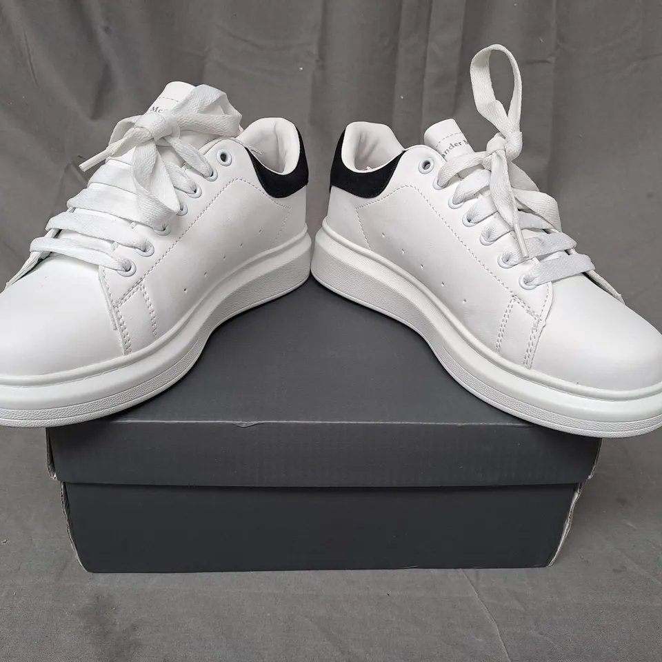 BOXED PAIR OF DESIGNER SHOES IN WHITE/BLACK UK SIZE 5