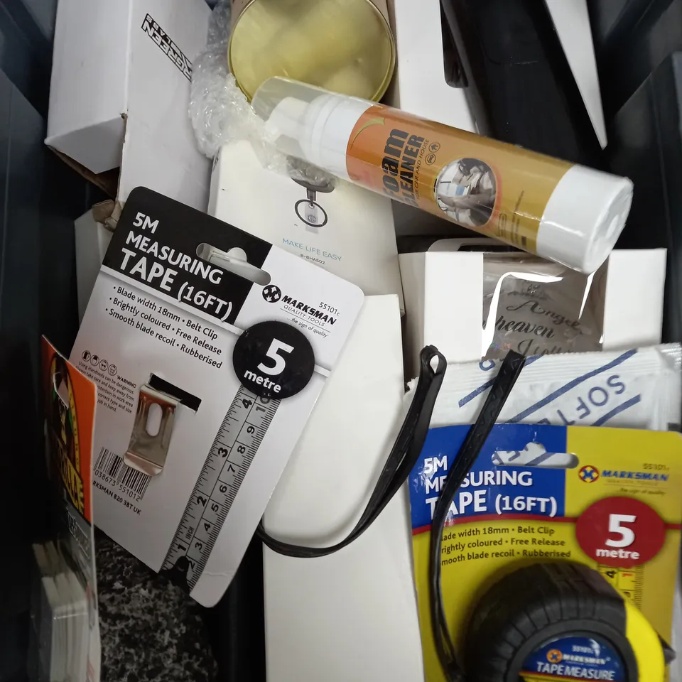BOX OF APPROXIMATELY 15 ASSORTED ITEMS TO INCLUDE - SKY REMOTE, ROCK KEY SAFE, TIN OPENER ETC