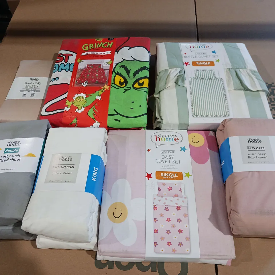 BOX OF APPROXIMATELY 15 ASSORTED BEDDING AND SOFT FURNISHING ITEMS TO INCLUDE - DUVET SETS, FITTED SHEETS, AND PILLOWCASES ETC. 
