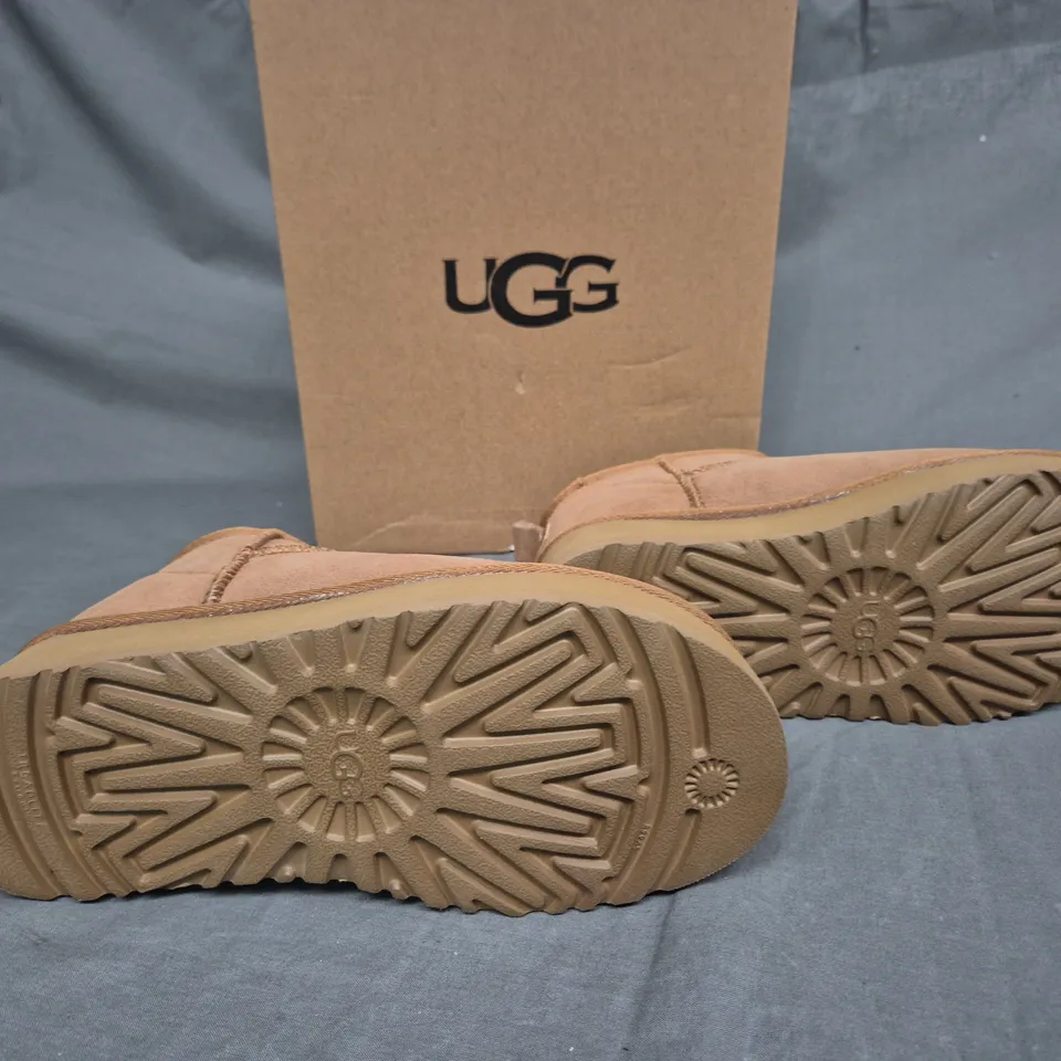 BOXED PAIR OF UGG DAKOTA BOOT BROWN UK 4 