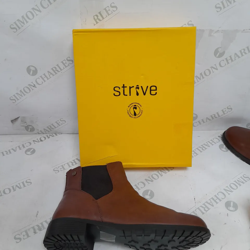 BOXED PAIR OF STRIVE WINDSOR BOOTS TAN SIZE 6 
