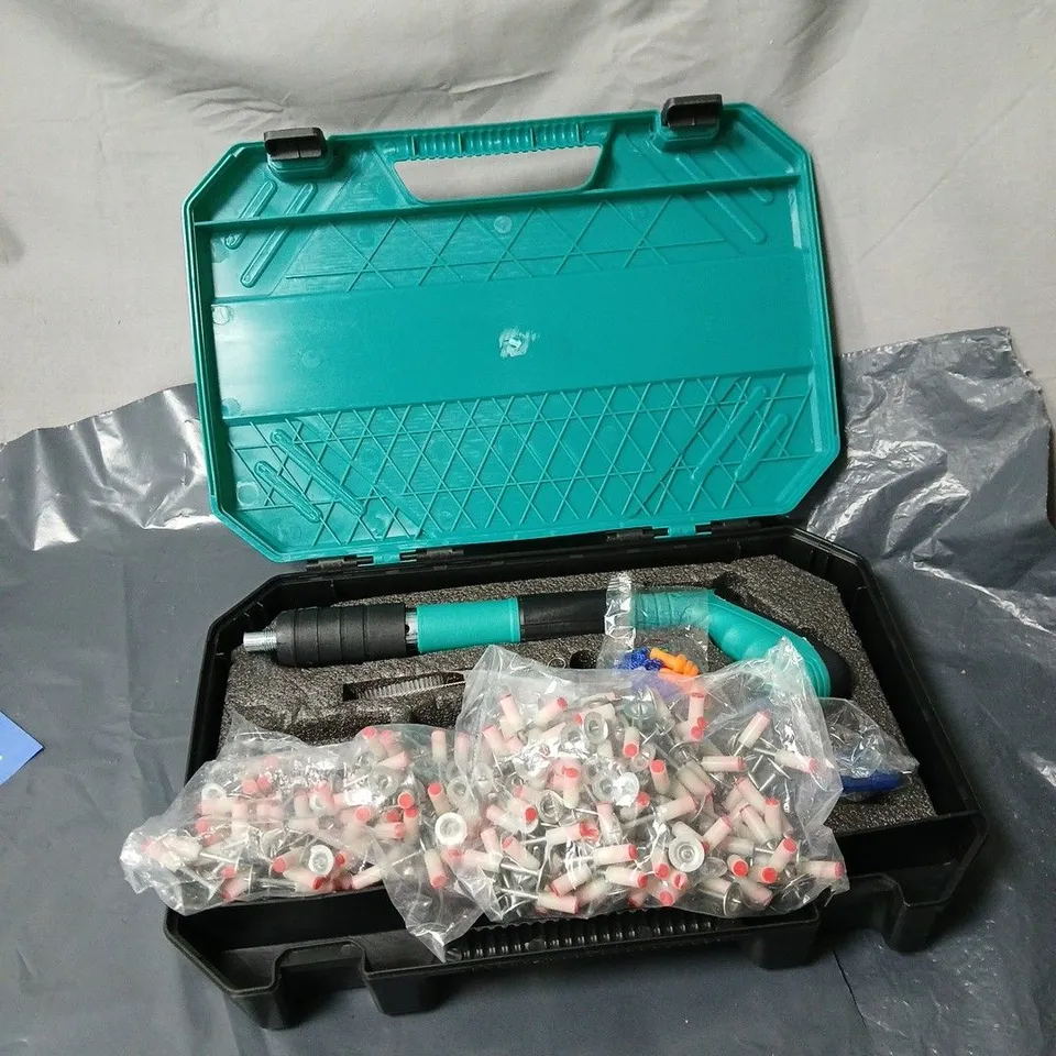 DEADENING FASTENER WITH CASE 