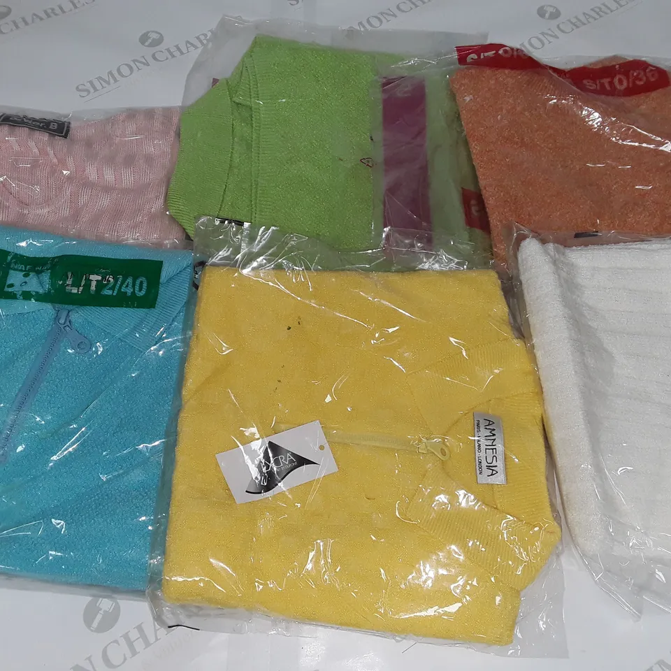 LOT OF APPROXIMATELY 35 ASSORTED CLOTHING ITEMS - SIZE UNSPECIFIED 