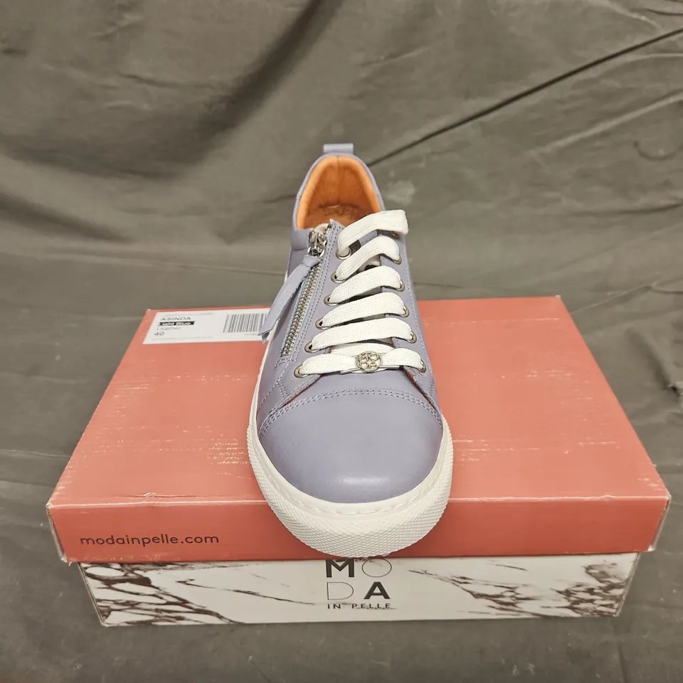 BOXED PAIR OF MODA IN PELLE LIGHT BLUE LEATHER ZIP FEATURE LACE UP TRAINERS - UK SIZE 40
