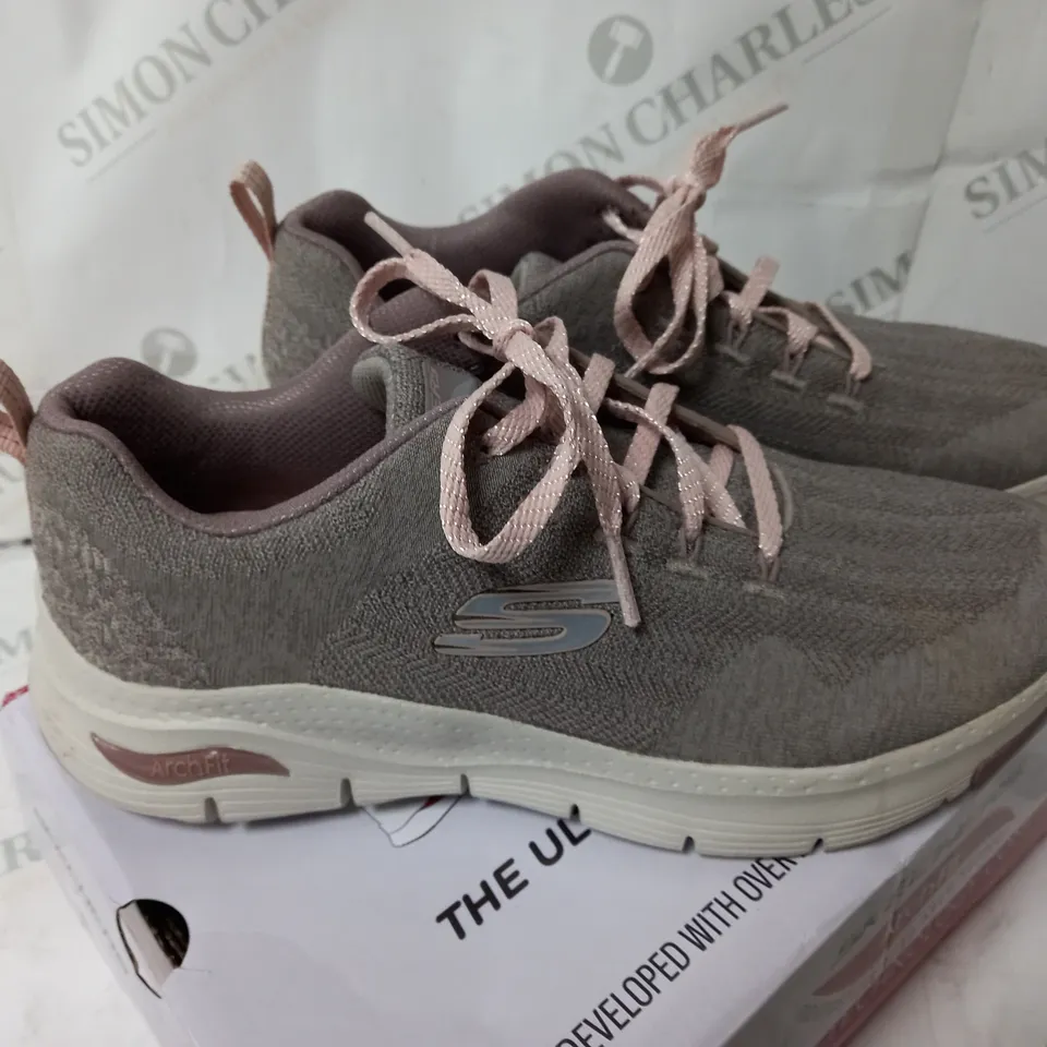 SKETCHERS ARCH COMFY TRAINER DARK TAUPE - SIZE 5