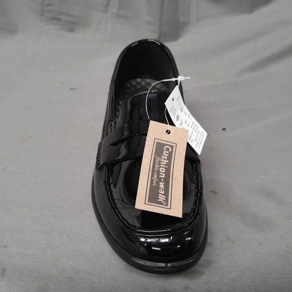 BOXED PAIR OF CUSHION-WALK SHOES IN BLACK SIZE 5