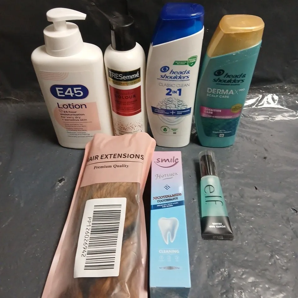 APPROXIMATELY 15 ASSORTED HEALTH & BEAUTY PRODUCTS TO INCLUDE E45 LOTION, HEAD & SHOULDERS SHAMPOO, ELF PRIMER ETC