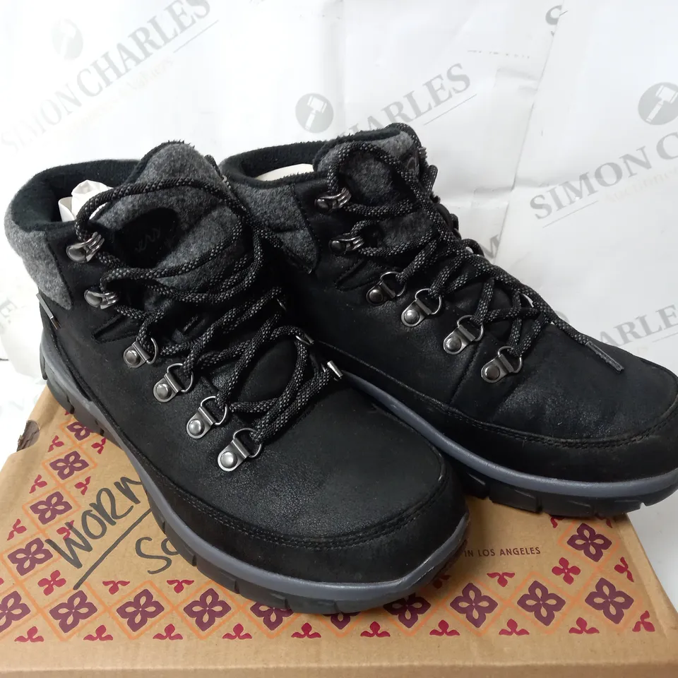 UNBOXED SKECHERS SYNERGY WARM TECH BOOTS, BLACK - SIZE 5