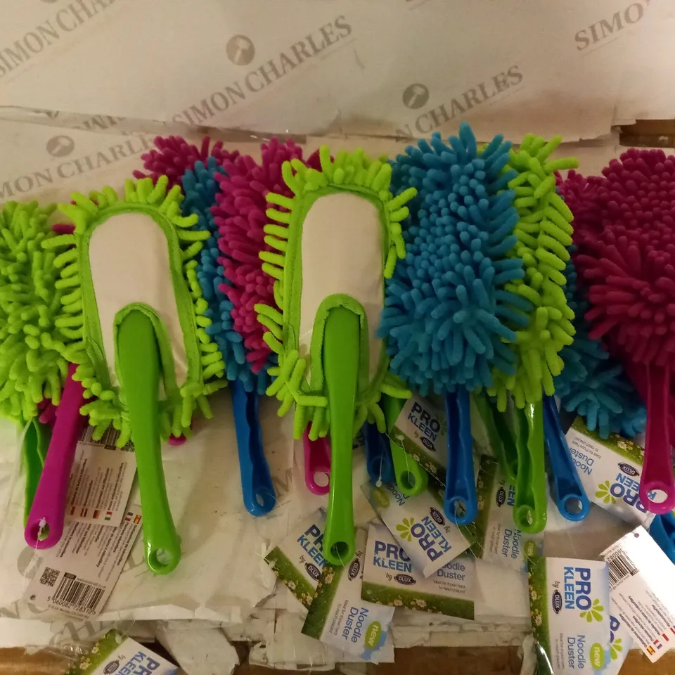 BOXED ASSORTMENT OF APPROXIMATELY 20 NOODLE DUSTERS IN VARIOUS COLOURS