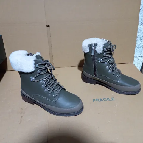 EMU AUSTRALIA OKAB DARK OLIVE BOOT SIZE 5 