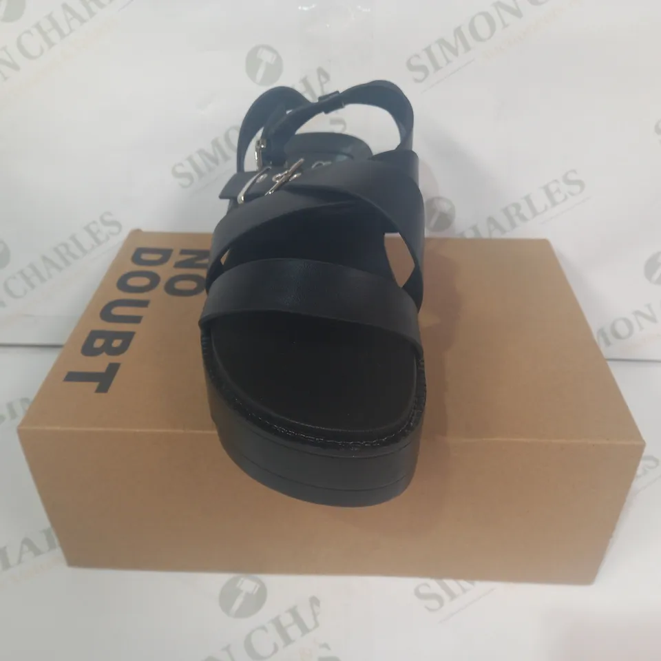 BOXED PAIR OF NO DOUBT OPEN TOE STRAPPY PLATFORM SANDALS IN BLACK SIZE 7