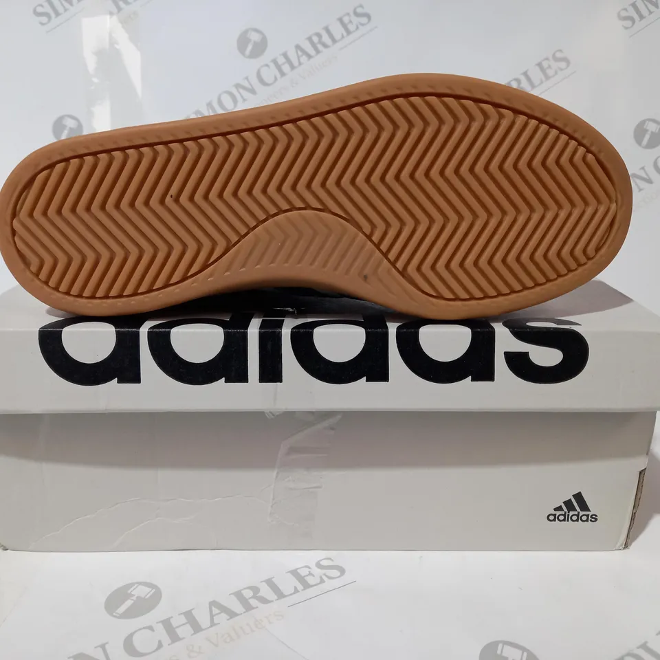 BOXED PAIR OF ADIDAS GRAND COURT 2.0 SHOES IN WHITE/NAVY UK SIZE 8