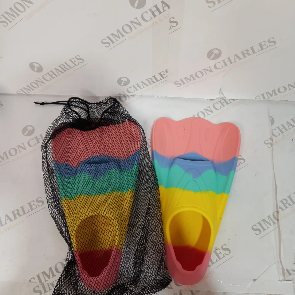 PAIR OF FLIPPERS WITH CARRY BAG, EU SIZE 34