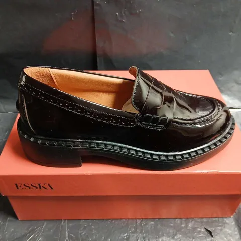 BOXED PAIR OF ESSKA BEN WINE PATENT LOAFERS – UK 3 