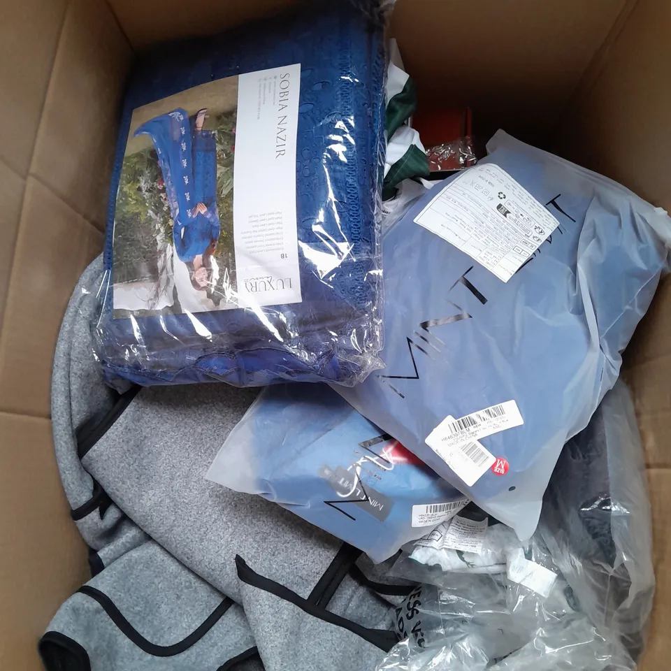 APPROXIMATELY 20 ASSORTED CLOTHING ITEMS IN VARIOUS SIZES AND STYLES TO INCLUDE - TOPS, DRESS, CARDIGAN, ETC