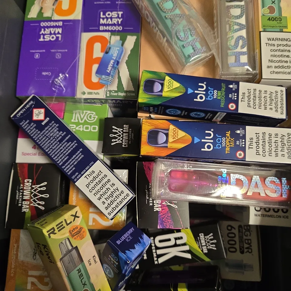 APPROXIMATELY 20 ASSORTED E-CIGARETTE & VAPING ITEMS IN VARIOUS BRANDS 