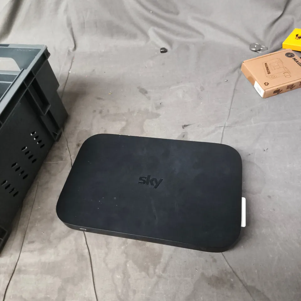 TOTE OF APPROXIMATELY 7 ASSORTED ITEMS TO INCLUDE: SKY ROUTER 