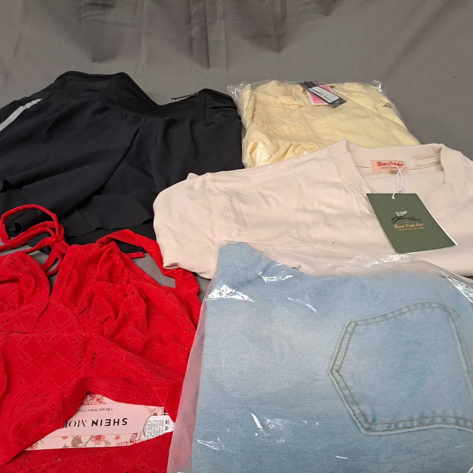 BOX OF APPROXIMATELY 25 ASSORTED CLOTHING ITEMS TO INCLUDE - JEANS , T-SHIRT , SKIRT ETC