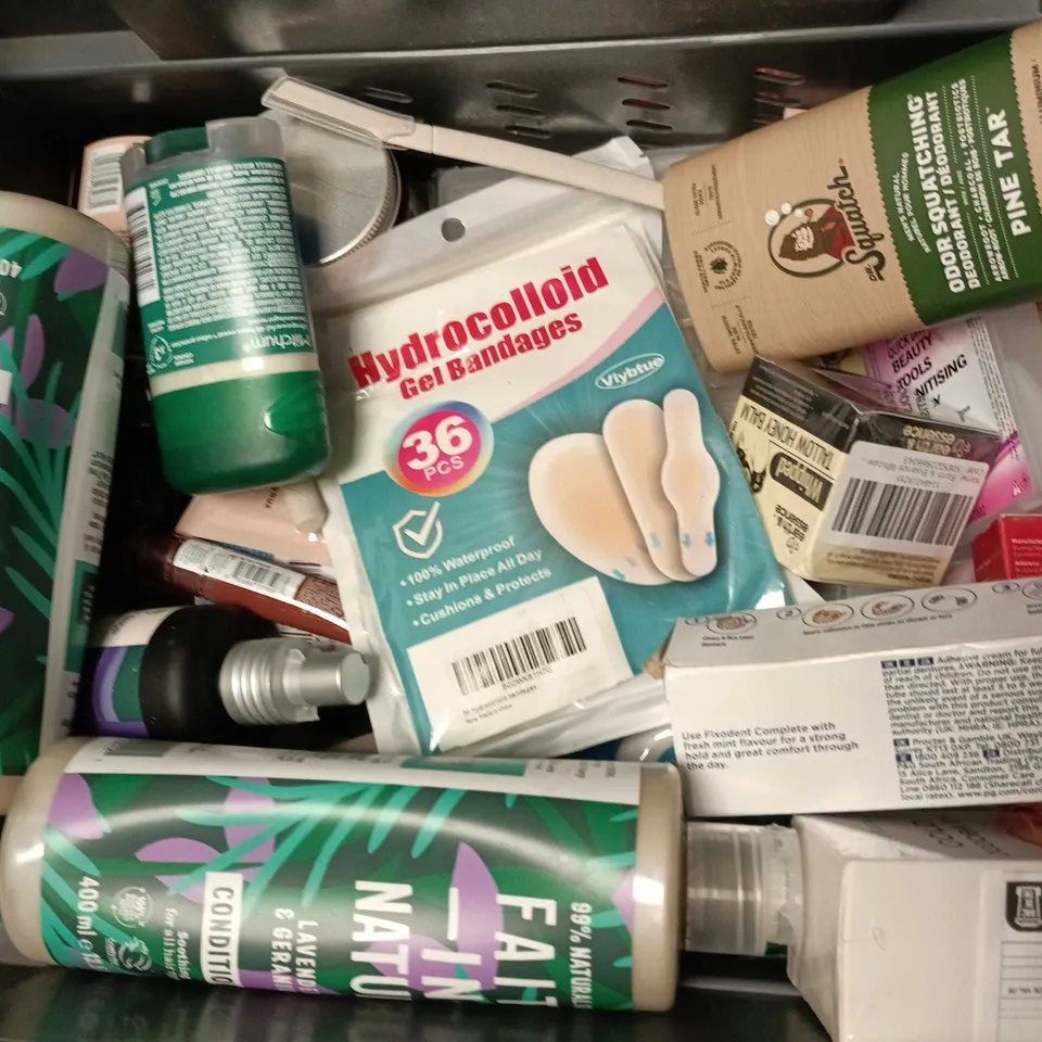 APPROXIMATELY 15 ASSORTED HEALTH & BEAUTY PRODUCTS TO INCLUDE SUNNY BRAZILIAN LOVE SHOWER AND BATH GEL, CHAMPNEYS ENERGIZING BODY CLEANSER, LOREAL ELVIVE CONDITIONER, , ETC