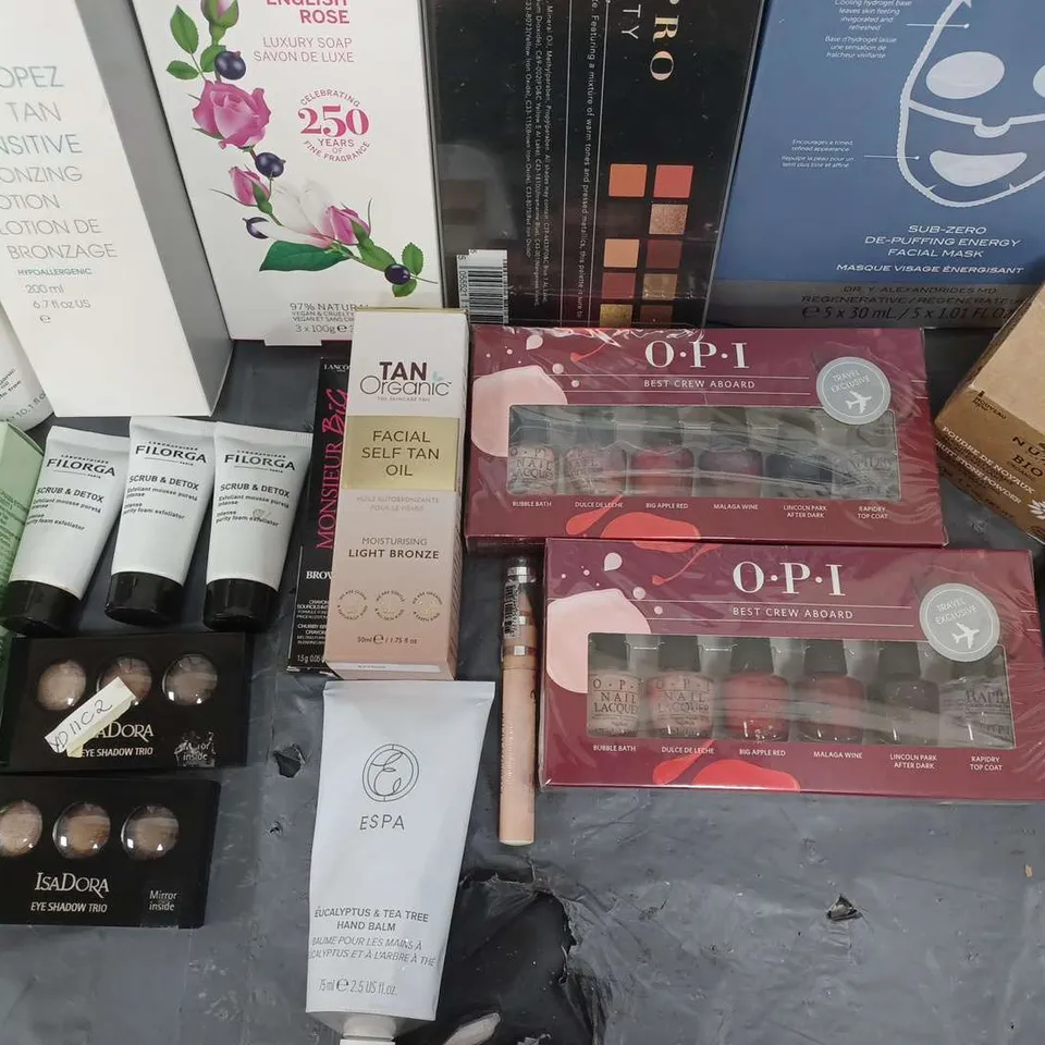 LOT OF APPROX 15 COSMETIC ITEMS TO INCLUDE 111SKIN DE-PUFFING FACIAL MASK, YARDLEY LUXURY SOAP, ETC