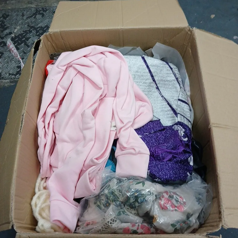 BOX OF APPROXIMATELY 25 ASSORTED CLOTHING ITEMS INCLUDING BENCH BLACK HOODED JACKET WITH POCKETS + LIGHT-BLUE SNOOPY EMBROIDERY CAP 