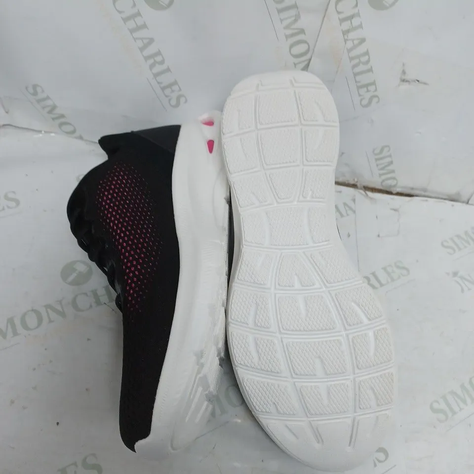 BOXED BOBS SPORT TRAINERS SIZE 7