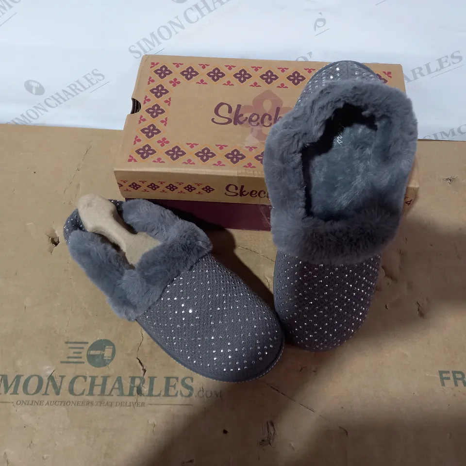 BOXED PAIR OF SKECHERS SLIPPERS - SIZE 6.5