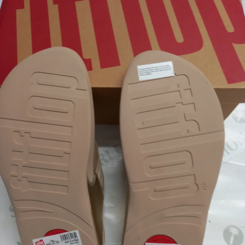 BOXED PAIR OF FIT FLOP WALKSTAR TOE-POST SANDALS IN PLATINO - UK 5