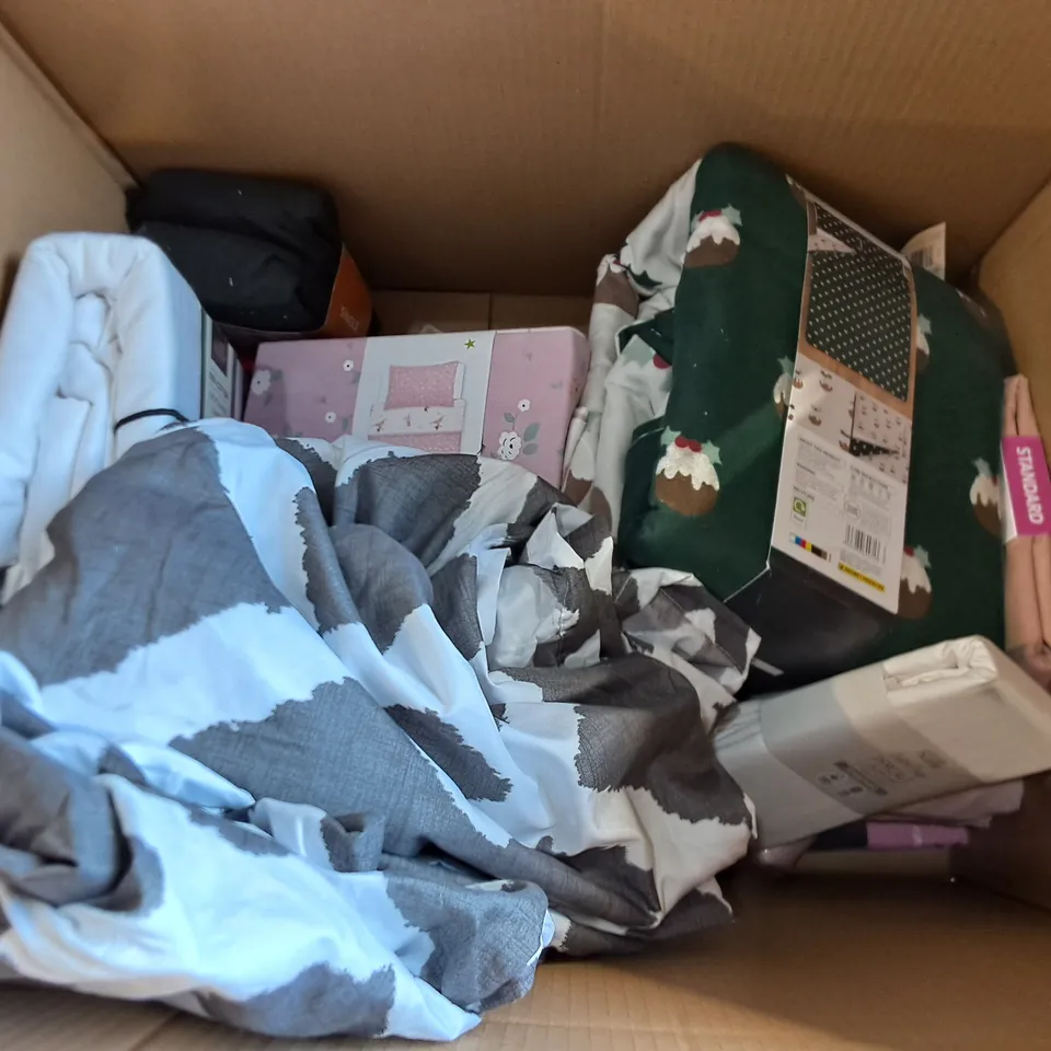 LOT OF APPROXIMATELY 15 ASSORTED BEDDING AND SOFT FURNISHING  ITEMS TO INCLUDE DISNEY STITCH DUVET AND GABBY DOLLHOUSE THROW 