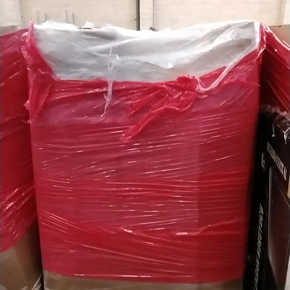 A PALLET OF VARIOUS ITEMS TO INCLUDE. TOILET SEAT, ART WORK, RETRACTABLE GATE, TRUNKI 