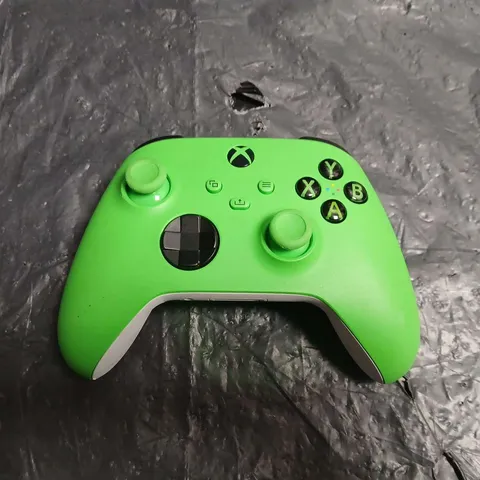 XBOX WIRELESS CONTROLLER – GREEN
