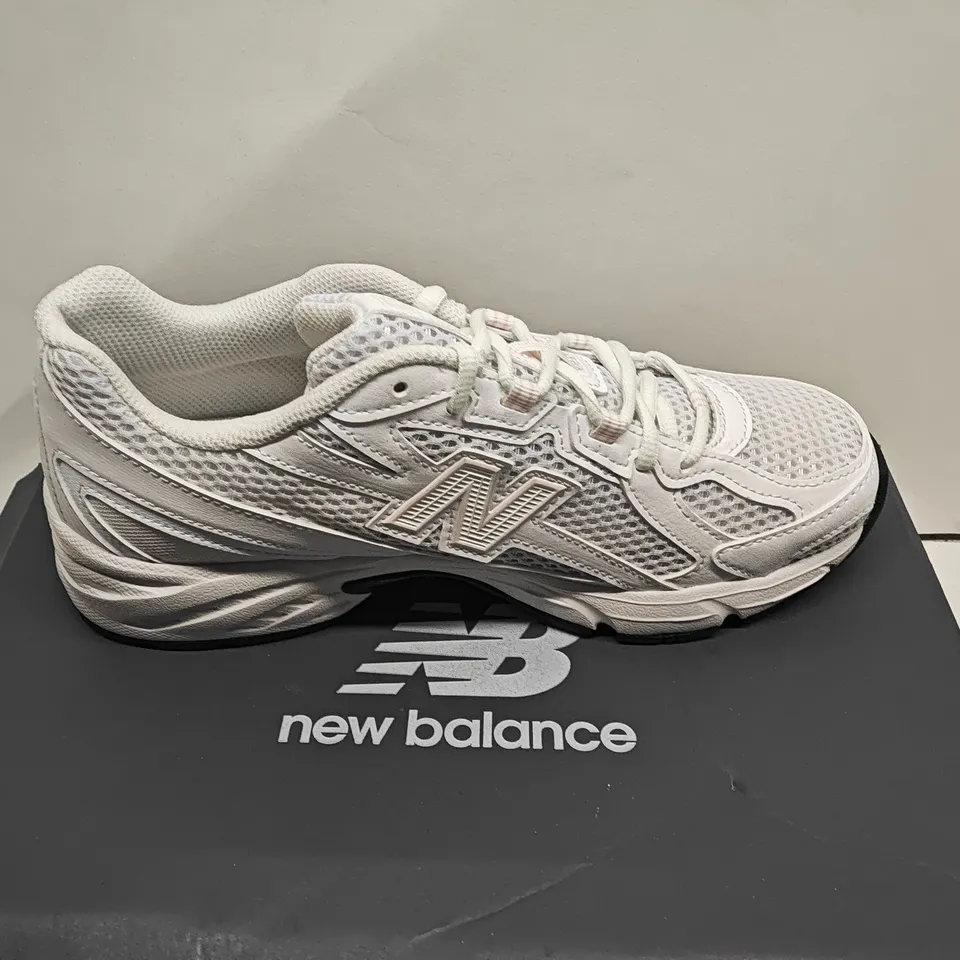 NEW BALANCE WHITE RUNNING SHOES - UK 5.5